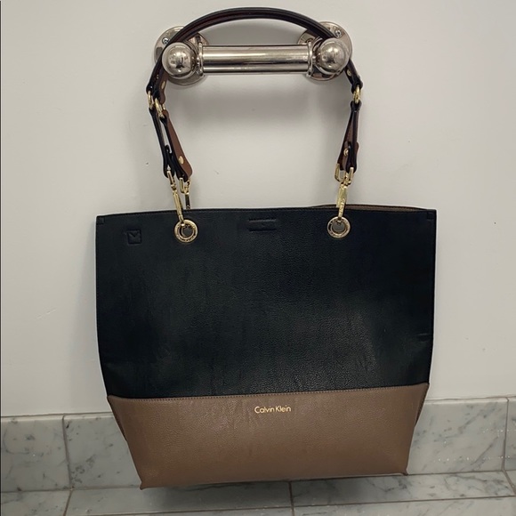 Black and taupe leather cross body bag. - Picture 3 of 7